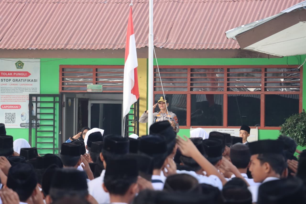 Kapolres Pematangsiantar AKBP Sah Udur Togi Marito Sitinjak memimpin upacara di MTsN Pematangsiantar.