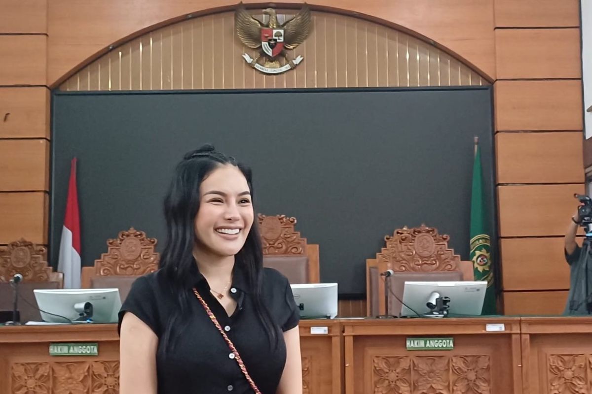 Nikita Mirzani meninggalkan ruang sidang usai divonis 4 tahun penjara oleh PN Jakarta Selatan, Selasa (28/10/2025).