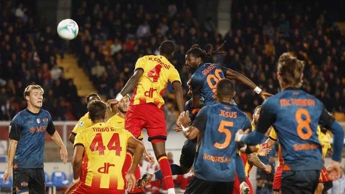 Andre-Frank Zambo Anguissa merayakan gol tunggal kemenangan Napoli atas Lecce di Stadion Via del Mare.