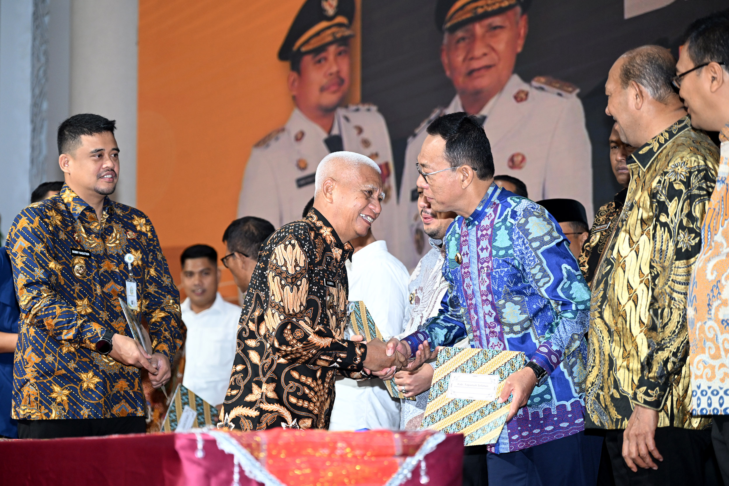 Gubernur Sumatera Utara (Sumut) Bobby Nasution bersama Wakil Gubernur Surya secara simbolis menyerahkan Dana Bagi Hasil (DBH) Tahun 2023&ndash;2025 kepada bupati/wali kota se-Sumut di Aula Raja Inal Siregar