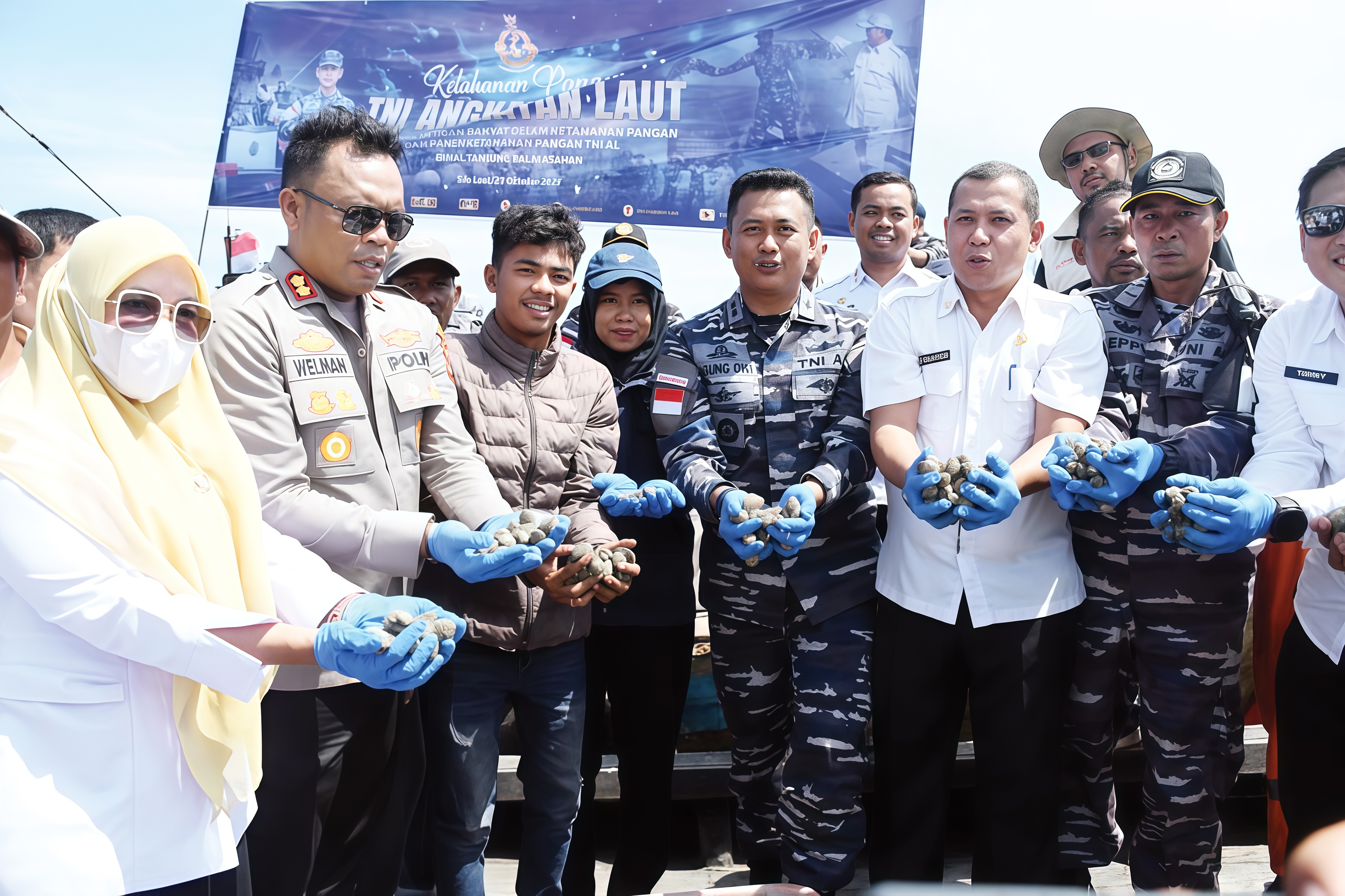 Panen Raya Kerang berlangsung di perairan Silau Laut, Desa Silo Baru, Kecamatan Silau Laut, Kabupaten Asahan, dihadiri Kapolres Tanjungbalai AKBP Welman Feri dan jajaran TNI AL.