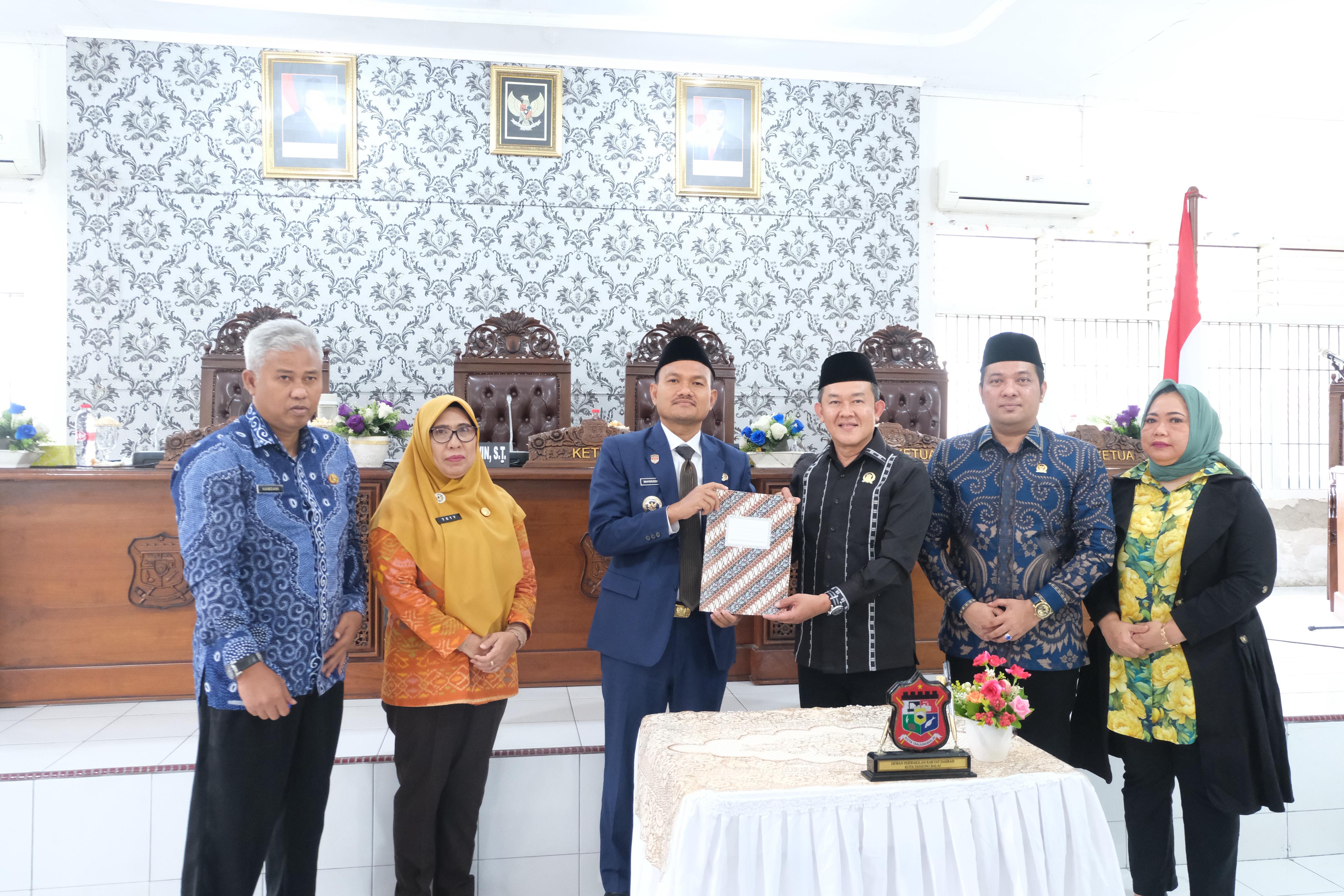 Wali Kota Tanjungbalai Mahyaruddin Salim bersama pimpinan DPRD mensyahkan Ranperda Tata Ruang Wilayah Kota Tanjungbalai 2025-2045.