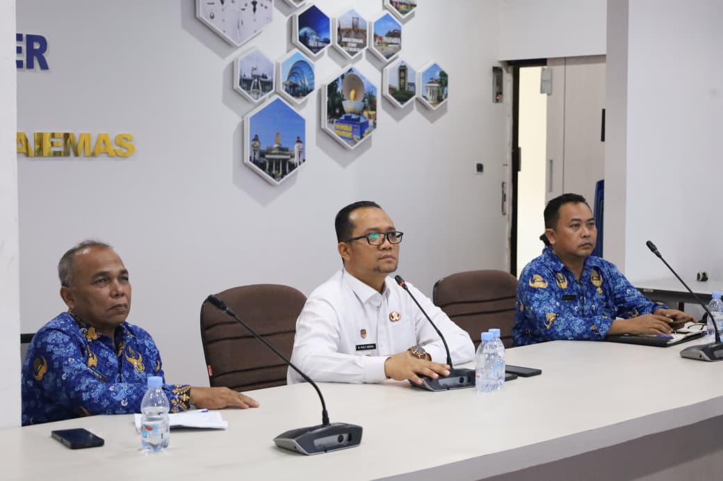Wakil Wali Kota Tanjungbalai Muhammad Fadly Abdina didampingi Kadis DPMPTSP Usni Syahzuddin Sinaga saat mengikuti rapat virtual percepatan Program 3 Juta Rumah MBR.