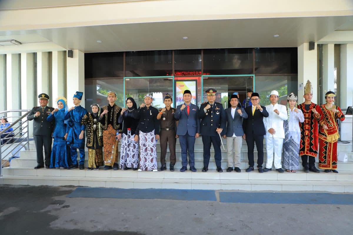Bupati Labura Dr. H. Hendriyanto Sitorus, bersama Wakil Bupati Dr. H. Samsul Tanjung dan Forkopimda, saat upacara peringatan Hari Sumpah Pemuda ke-97 di halaman Kantor Bupati.