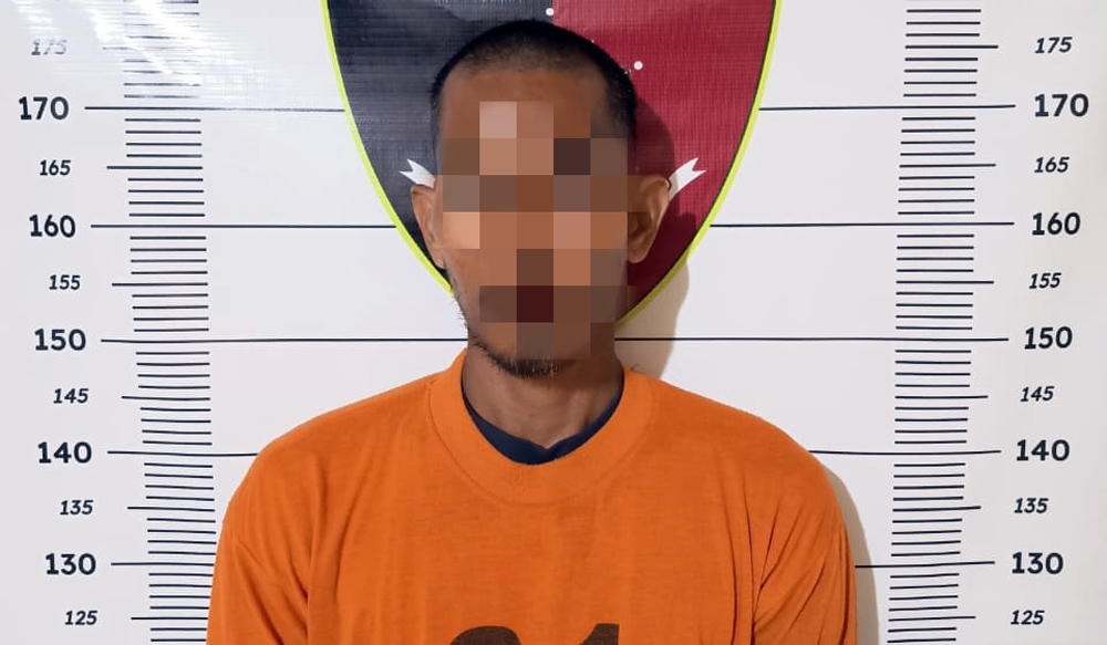 Tersangka R alias A (38) saat diamankan polisi terkait pencurian peralatan sekolah di Tanjungbalai.
