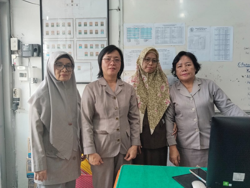Kepala Sekolah SD Sultan Agung, Hui Mei dan guru kelas Eni Rostati serta Guru.