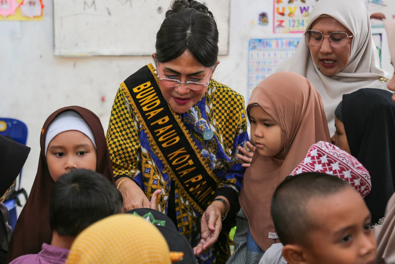 Bunda PAUD Kota Pematangsiantar Ny Liswati Wesly Silalahi memberikan hadian kepada anak.