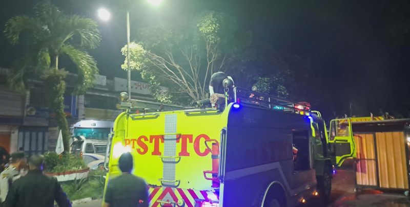 Upaya pemadaman kebakaran yang dilakukan Pemko dan PT STTC di Jalan Udang, Kelurahan Pardomuan, Kota Siantar.