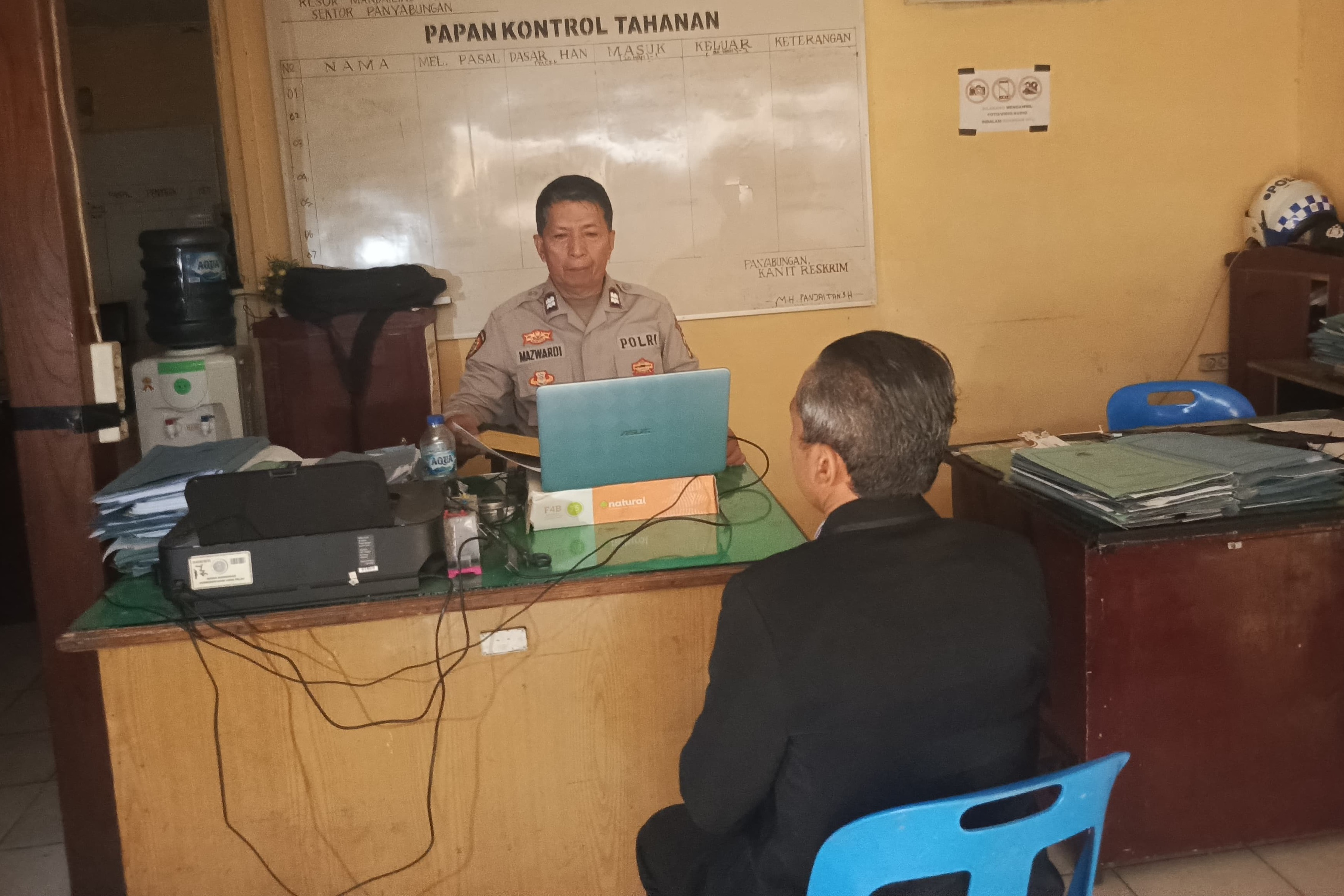Solahuddin Hasibuan SH dalam proses pelaporan, Rabu (29/10/2025) di Polsek Panyabungan, Kabupaten Mandailing Natal. (Ist)