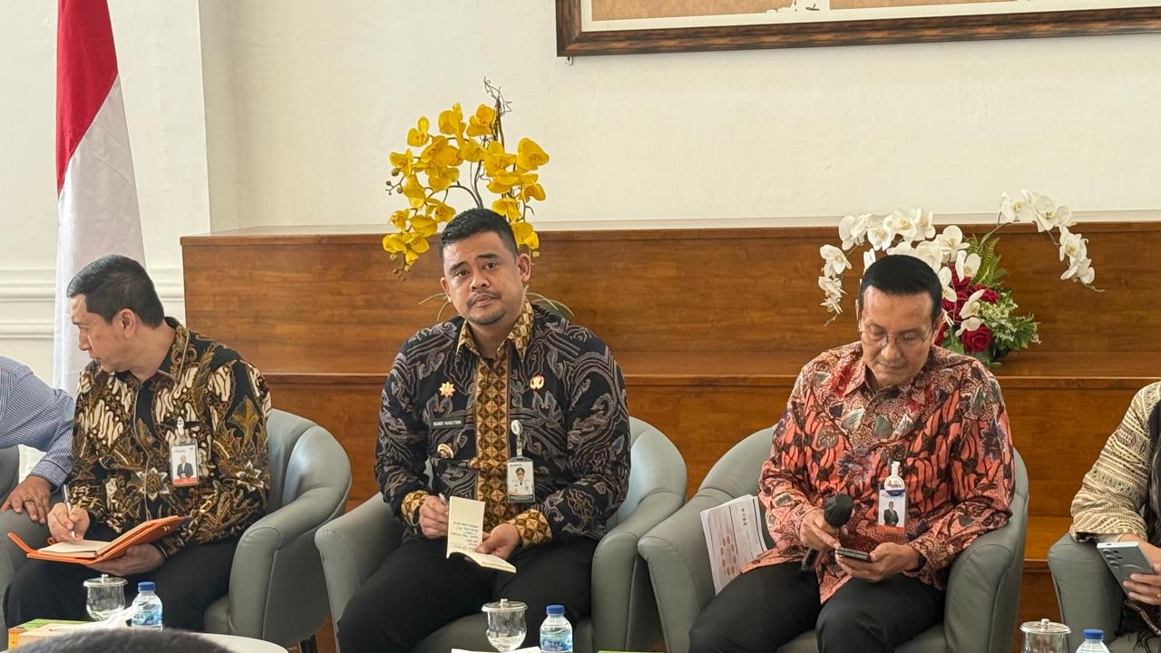 Gubernur Bobby Nasution turut hadir dalam konferensi pers dengan jajaran direksi Bank Sumut di Kantor Gubsu, Jalan Pangeran Diponegoro Nomor 30, Medan, Kamis (30/10/2025).