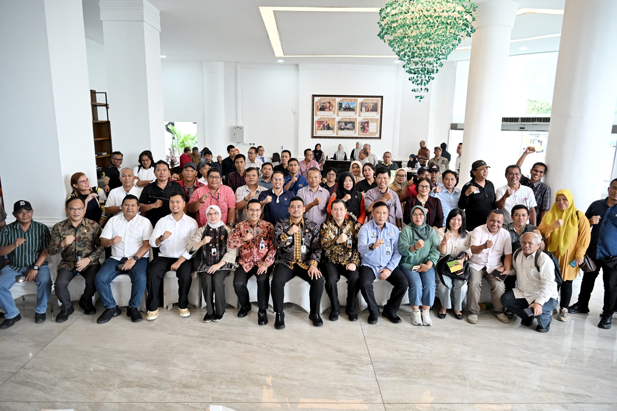 Gubernur Sumatera Utara (Sumut) Muhammad Bobby Nasution bersama jajaran Direksi Bank Sumut dalam konferensi pers bertajuk &ldquo;Dari Daerah Untuk Daerah: Bank Sumut sebagai Pilar Keuangan Pembangunan&rdquo;.