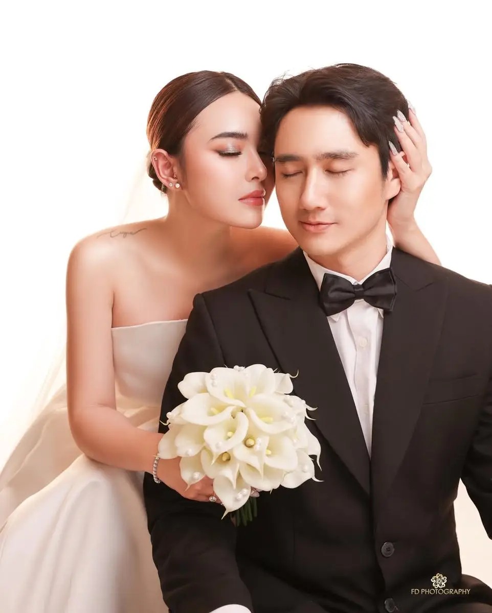 Amanda Manopo dan Kenny Austin saat momen pernikahan intimate mereka. Amanda mengaku biaya pesta mencapai miliaran rupiah, ditanggung Kenny sepenuhnya.