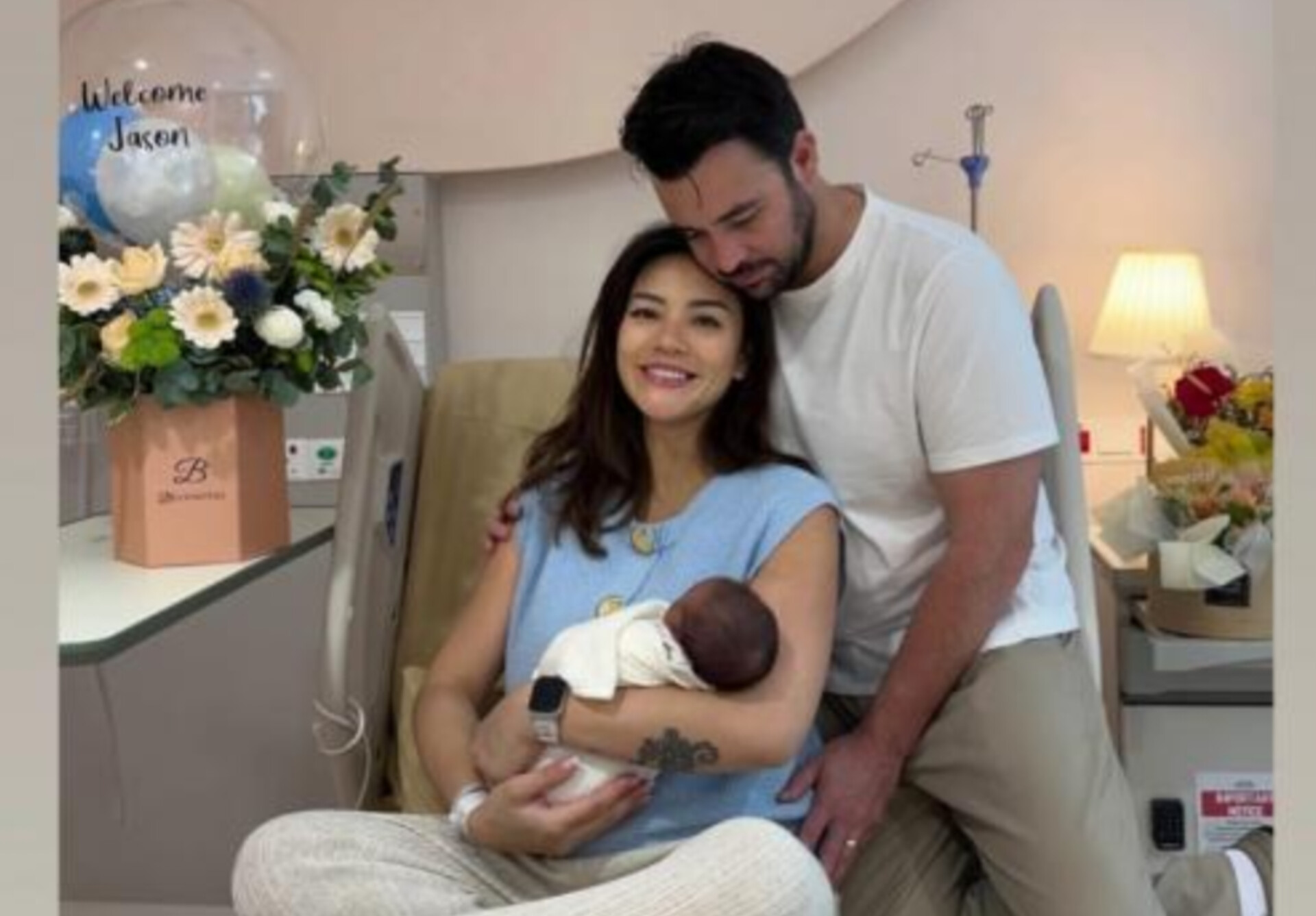 Aline Adita bersama suami menyambut kelahiran putra pertama mereka, Jason Murray James Midgley, setelah tujuh tahun penantian dan tujuh kali IVF.