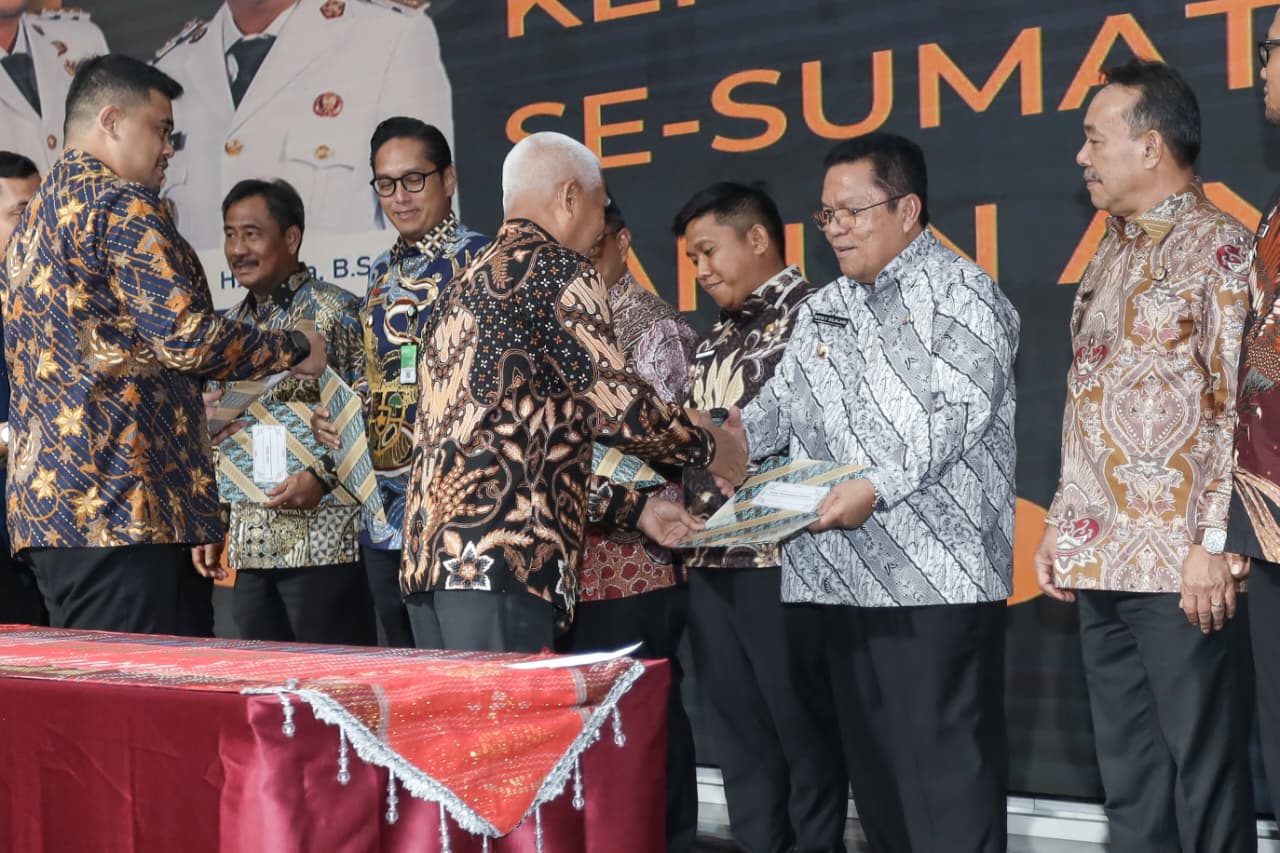 Gubsu H Muhammad Bobby Afif Nasution SE MM didampingi Wagub H Surya BSc bersama Wali Kota Pematangsiantar Wesly Silalahi.