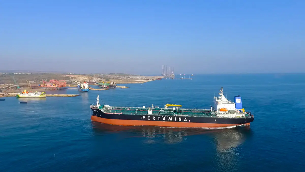 Kapal Papandayan: Kapal tanker Papandayan milik PIS melintas di perairan Nusantara. Kapal ini bertugas mengangkut BBM ke berbagai wilayah, termasuk daerah terpencil.