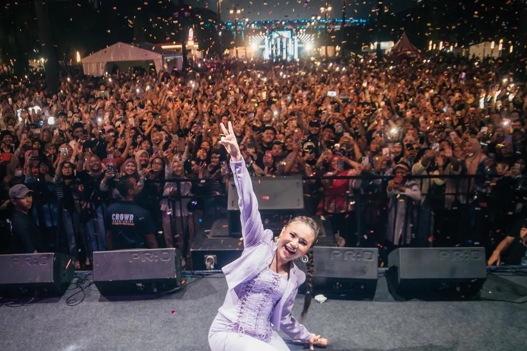 Rossa meluncurkan mini album Asmara Dansa bersama Dipha Barus, meremix lagu-lagu legendaris dengan nuansa dance modern dan kolaborasi MK K-Clique.