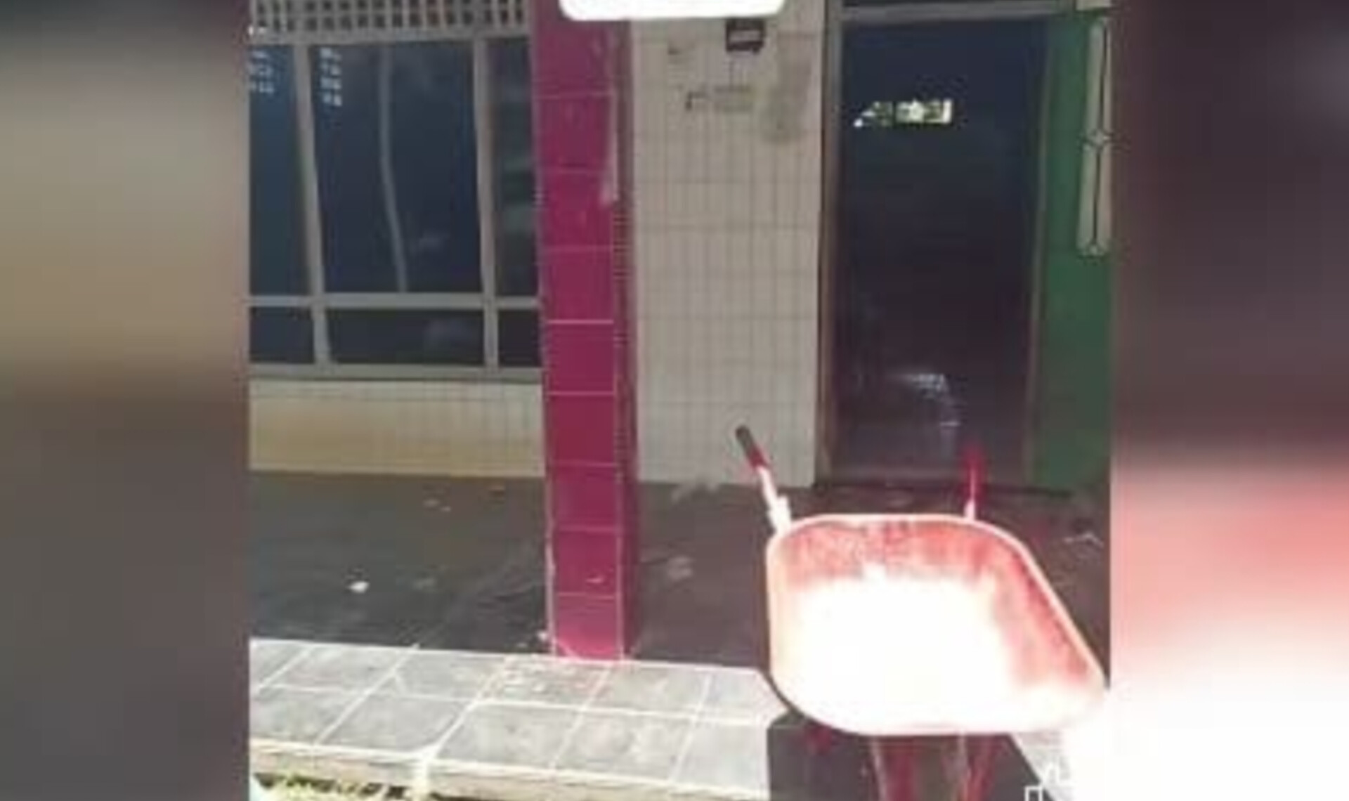Warga melihat rumah kontrakan yang ditinggal penghuninya usai pesta khitanan.