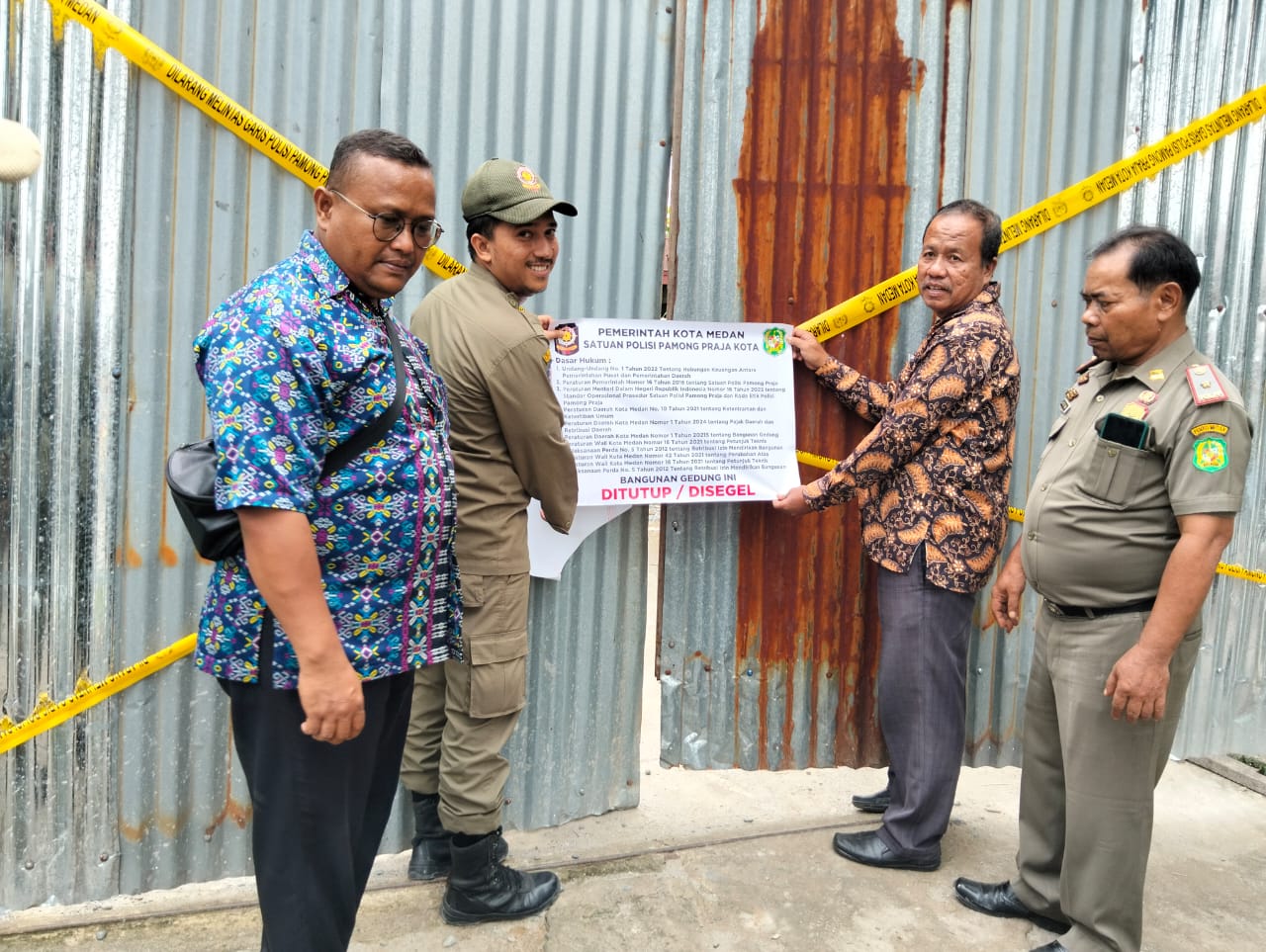 Pemko Medan lewat Satpol PP, pihak kecamatan dan kelurahan menyegel bangunan kos-kosan ilegal di Jalan Perkutut, Kelurahan Helvetia Tengah, Kecamatan Medan Helvetia beberapa waktu lalu.
