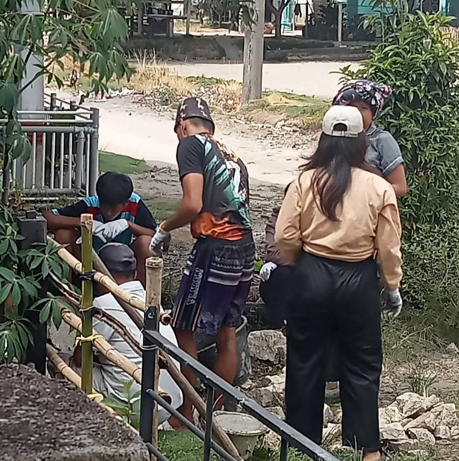Pemuda Dusun Pining II, Desa Bosar Galugur, Kabupaten Simalungun, bergotong royong membangun tembok penahan tanah, Sabtu (1/11/2025).