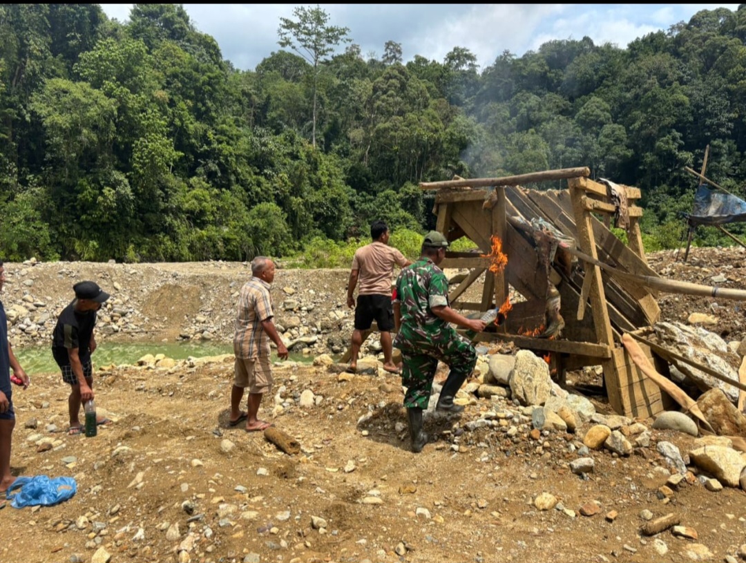 Personil TNI saat membakar boks penyaringan pasir emas di pinggir Sungai Batang Natal, Kabupaten Madina, Minggu (2/11/2025). (Ist)