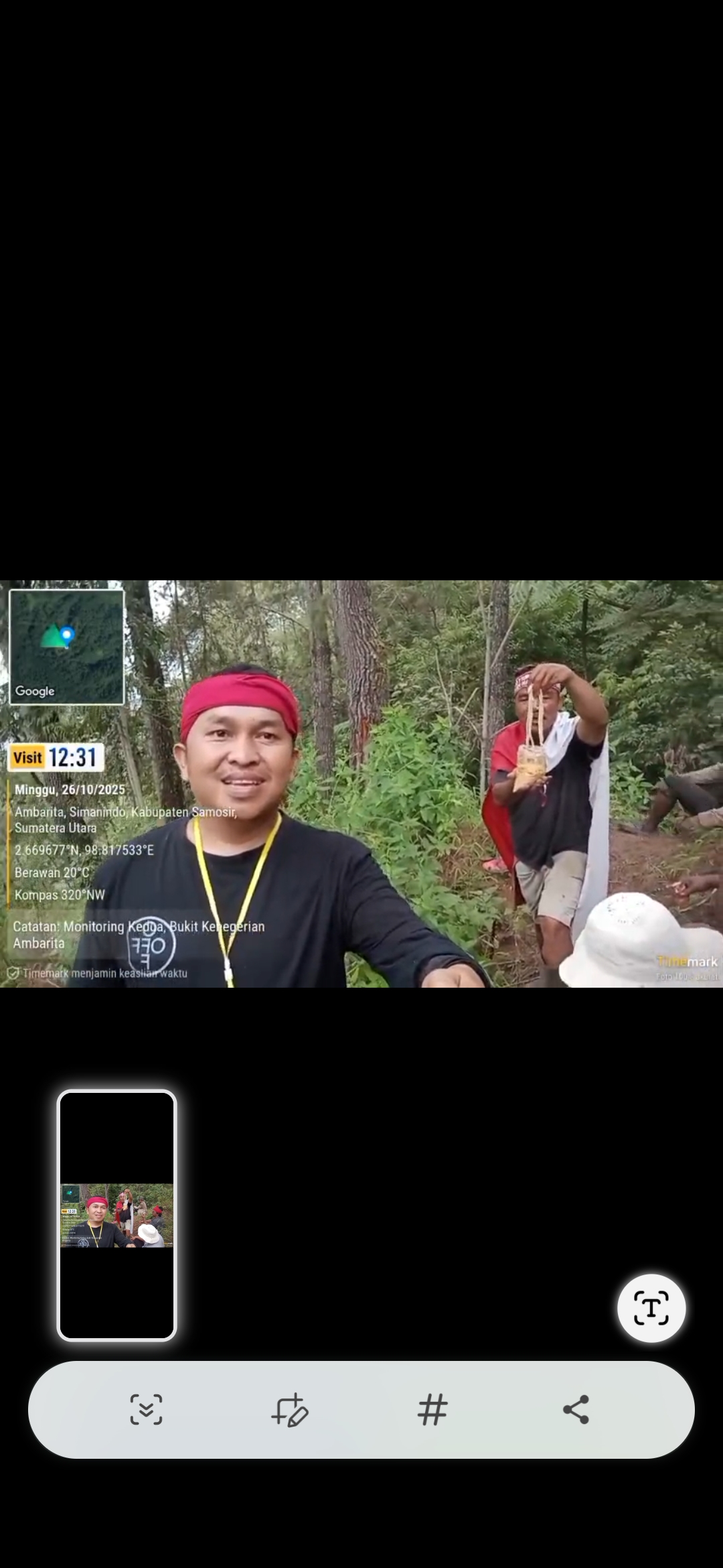 Warga Kenegerian Ambarita menunjukkan contoh getah di kawasan hutan pinus yang diduga dieksploitasi Koperasi Parna Jaya Sejahtera, Samosir, Oktober 2025.