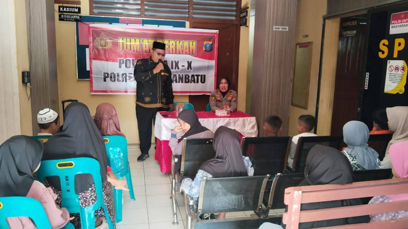 Polsek Na IX-X, Kecamatan Na IX-X, Kabupaten Labuhanbatu Utara menyantuni 40 anak yatim piatu.