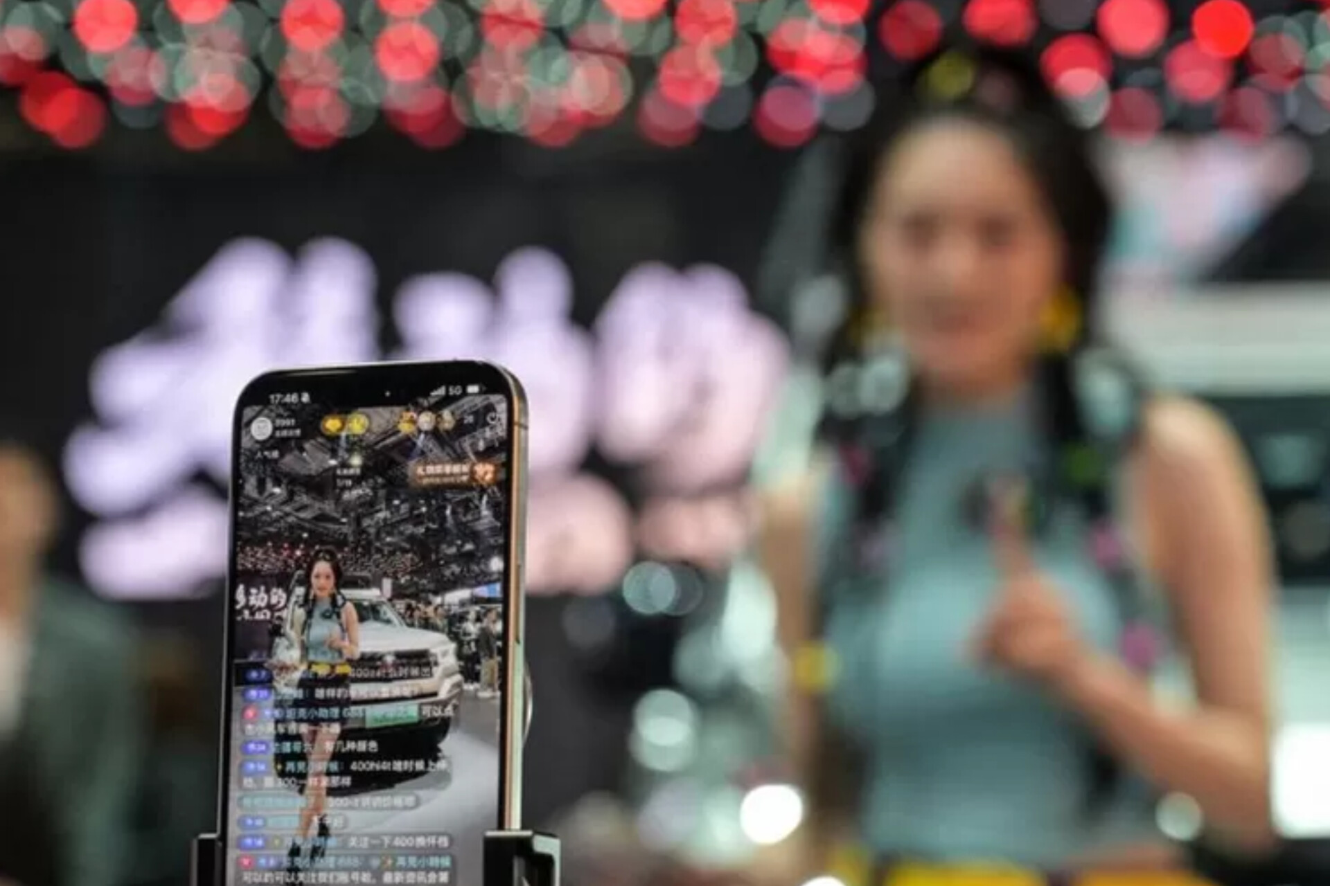 Komdigi sedang mengkaji sertifikasi influencer.