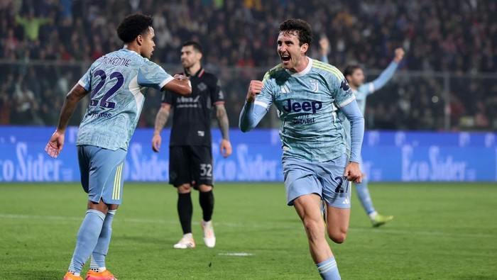 Pelatih Juventus Luciano Spalletti merayakan gol timnya dalam laga debut melawan Cremonese, Minggu (2/11/2025) dini hari WIB. Juventus menang 2-1.
