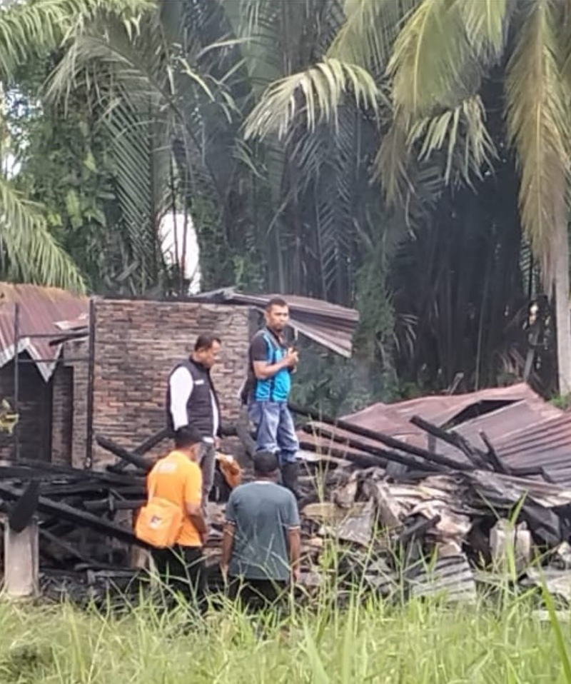 Sebuah rumah kosong terbakar di Tanjungbalai.
