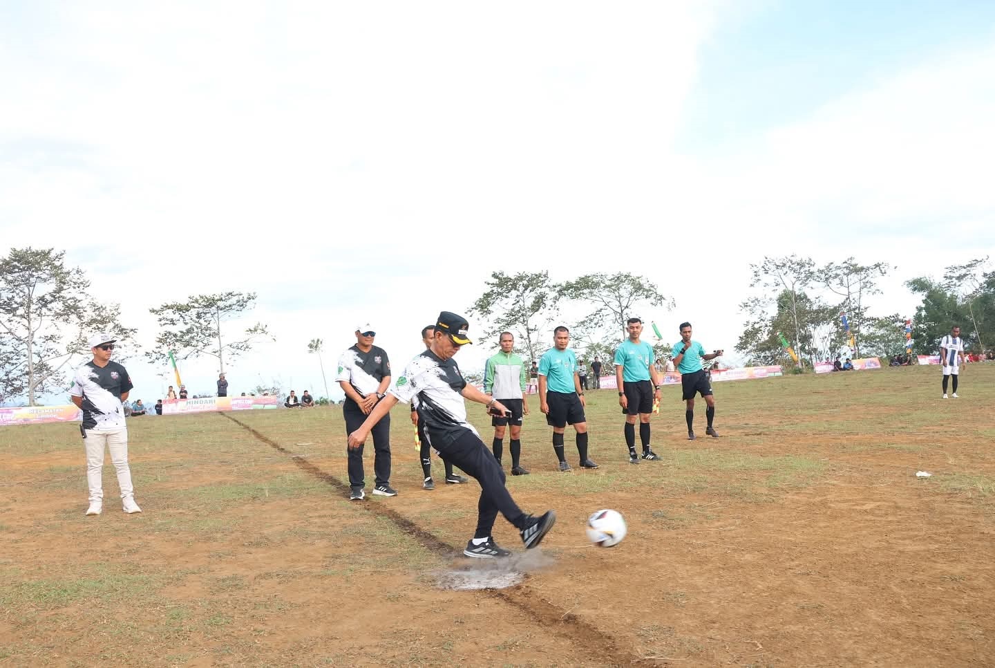Bupati Tapsel H. Gus Irawan Pasaribu membuka Bupati Cup 2025 di Lapangan Sports Centre Sipirok.