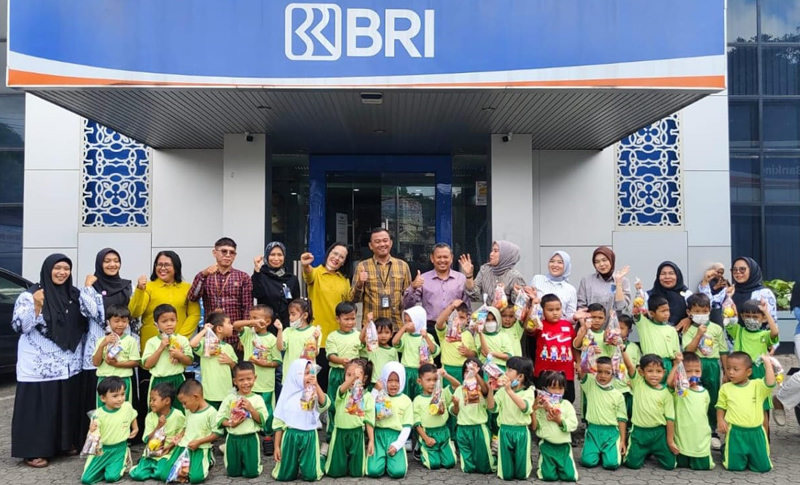 SPO BRI Cabang Padangsidimpuan Imam Mahadi dan staf sambut baik kunjungan puluhan siswa TK Kartika 1-49 Padangsidimpuan.