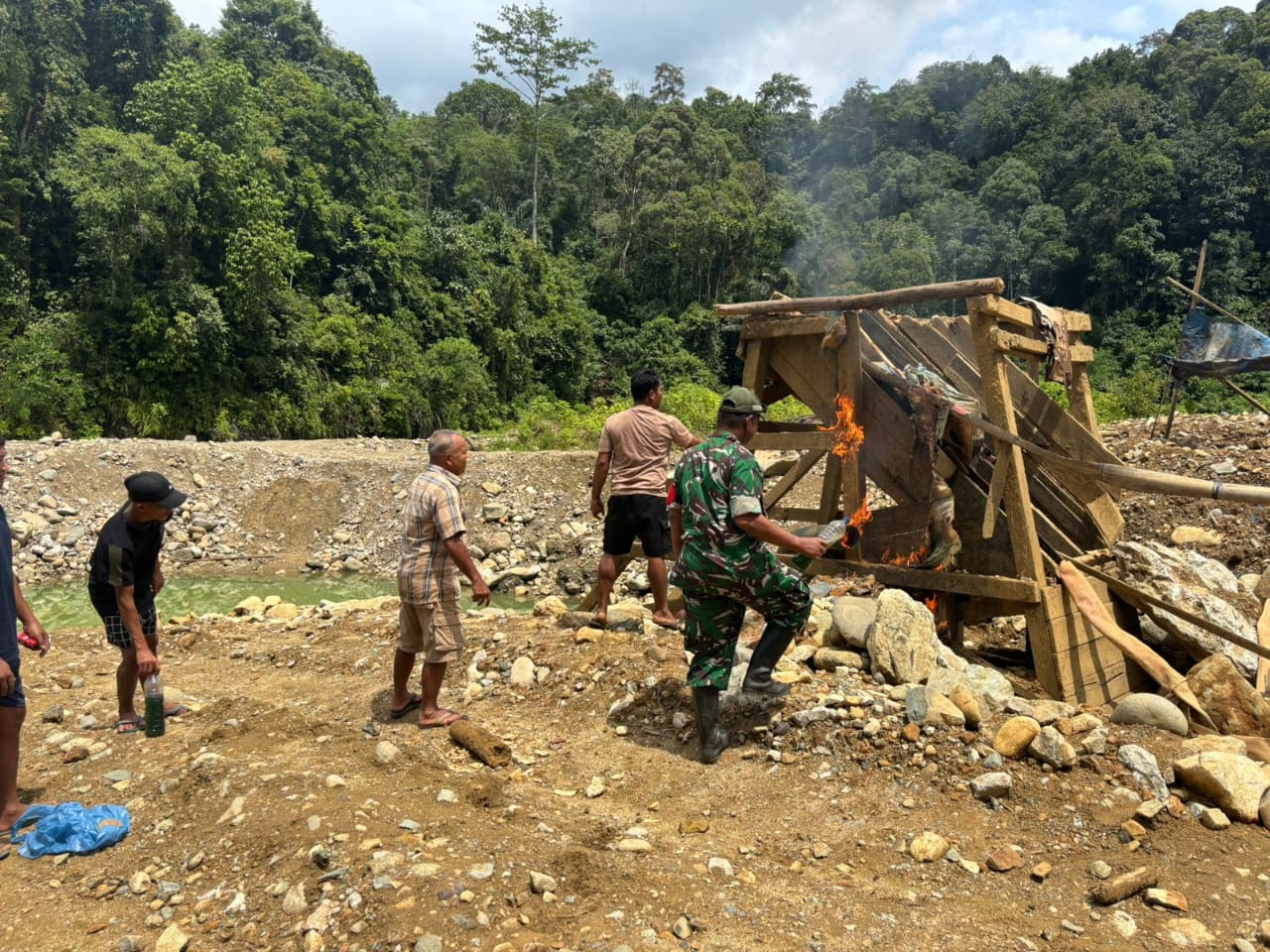 Personel TNI memusnahkan peralatan tambang emas ilegal saat operasi penertiban PETI di Mandailing Natal.