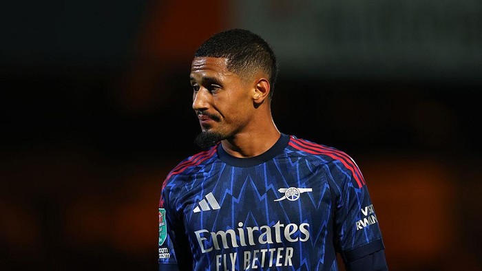 William Saliba saat membela Arsenal. Ia menolak tawaran Real Madrid dan memperpanjang kontrak hingga 2030.