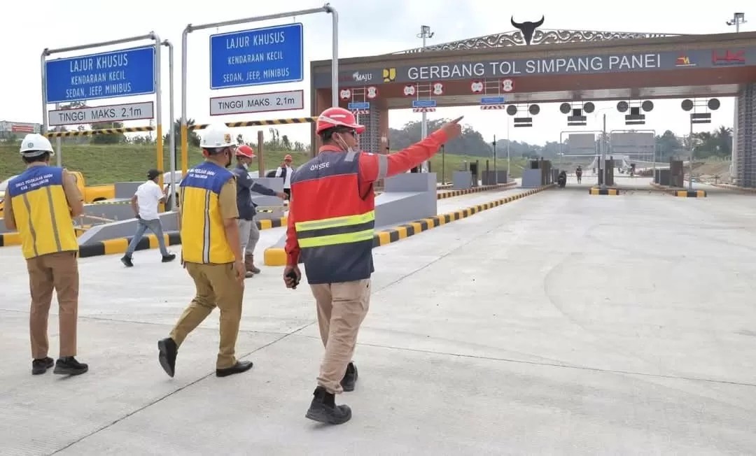 Gerbang Tol Simpang Panei, ruas Sinaksak&ndash;Simpang Panei yang progresnya hampir rampung dan ditargetkan dapat difungsikan saat Nataru 2026.