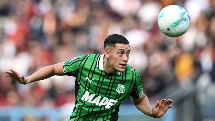 Jay Idzes mengawal lini pertahanan Sassuolo saat menghadapi Genoa di Serie A.