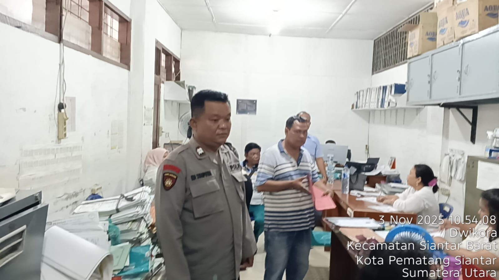 Petugas Polsek Siantar Barat memonitor pendataan pedagang Gedung 4 Pasar Horas.