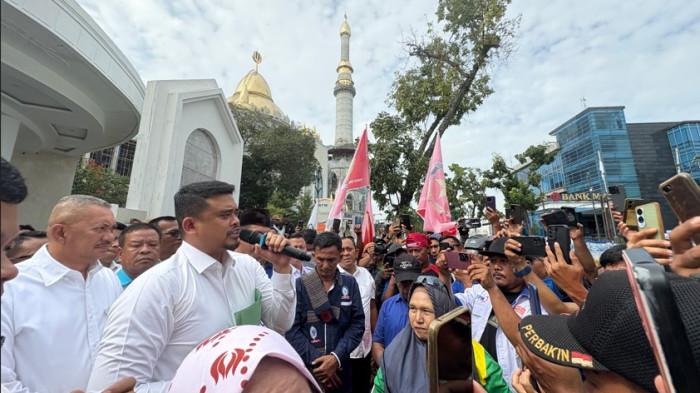 Gubernur Sumut Bobby Nasution berdialog dengan massa buruh yang menuntut kenaikan UMP 2026.