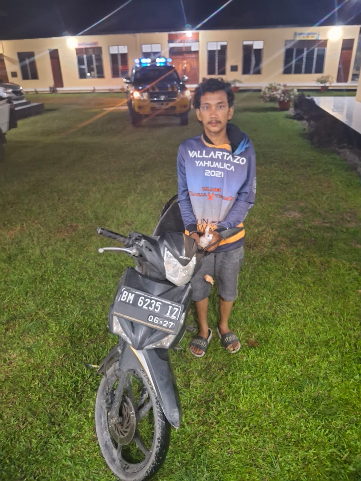 Pelaku penggelapan sepeda motor saat diamankan petugas di Polsek Tanah Jawa.