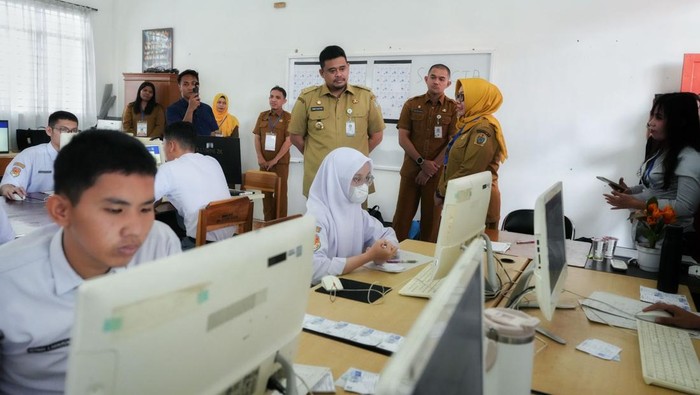 Gubernur Sumut Bobby Nasution meninjau pelaksanaan Tes Kemampuan Akademik (TKA) di SMAN 1 Medan.