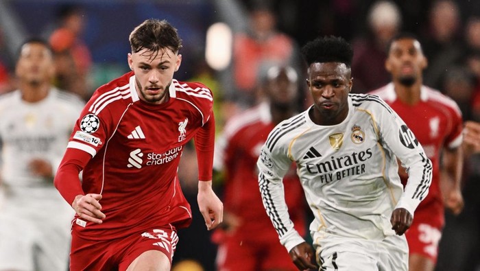 Conor Bradley berduel dengan Vinicius Junior di laga Liverpool vs Real Madrid di Anfield.