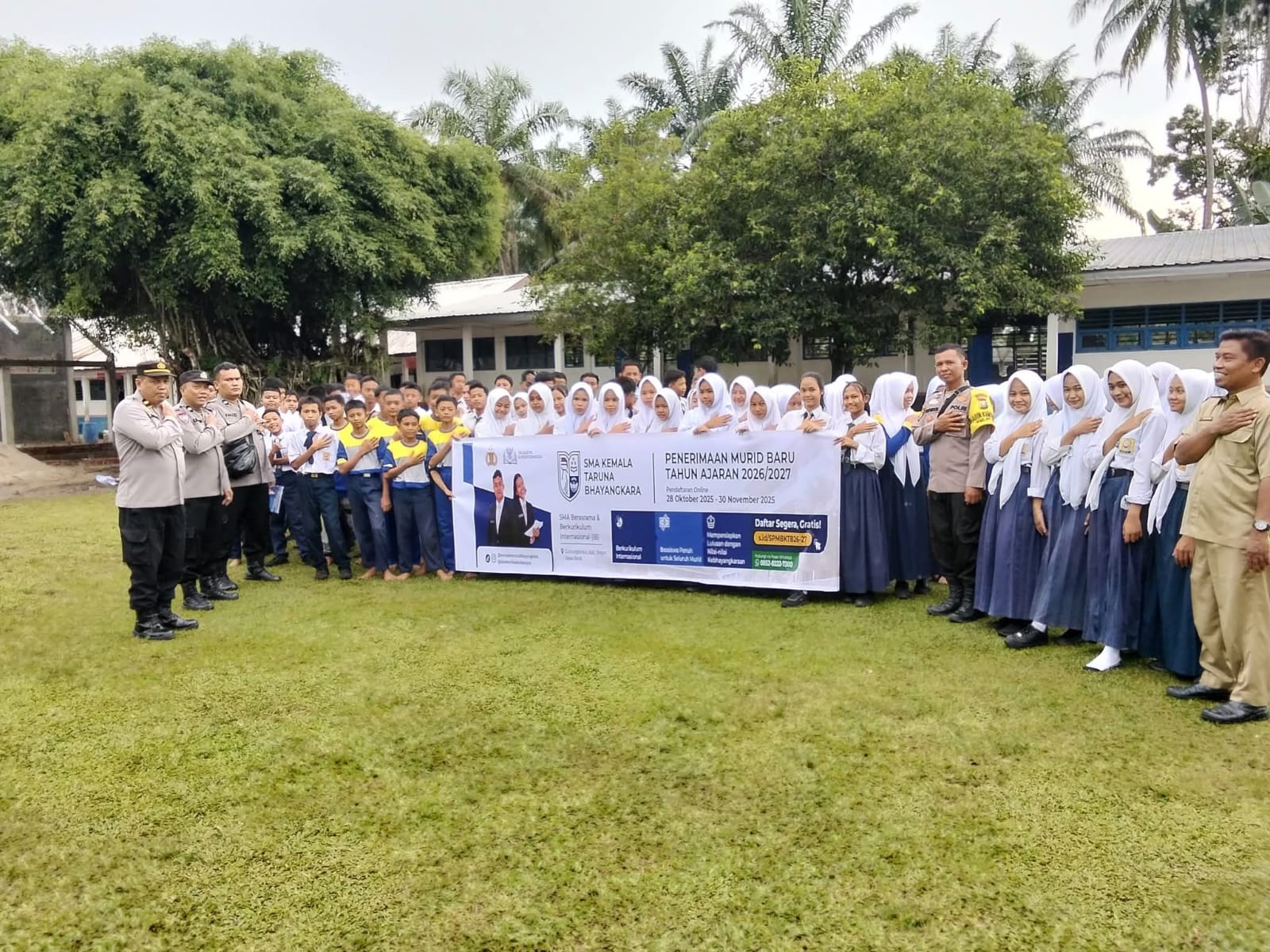 Personel Polsek Na IX-X saat memberikan sosialisasi SPMB SMA Kemala Taruna Bhayangkara Tahun Ajaran 2026/2027 di SMP Negeri 1 Na IX-X.