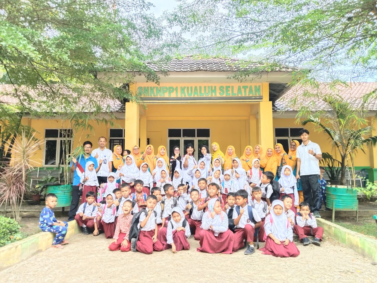 Siswa SDN 112285 Mambang Muda berkunjung ke SMKN PP 1 Kualuh Selatan untuk belajar tentang pertanian dan peternakan.