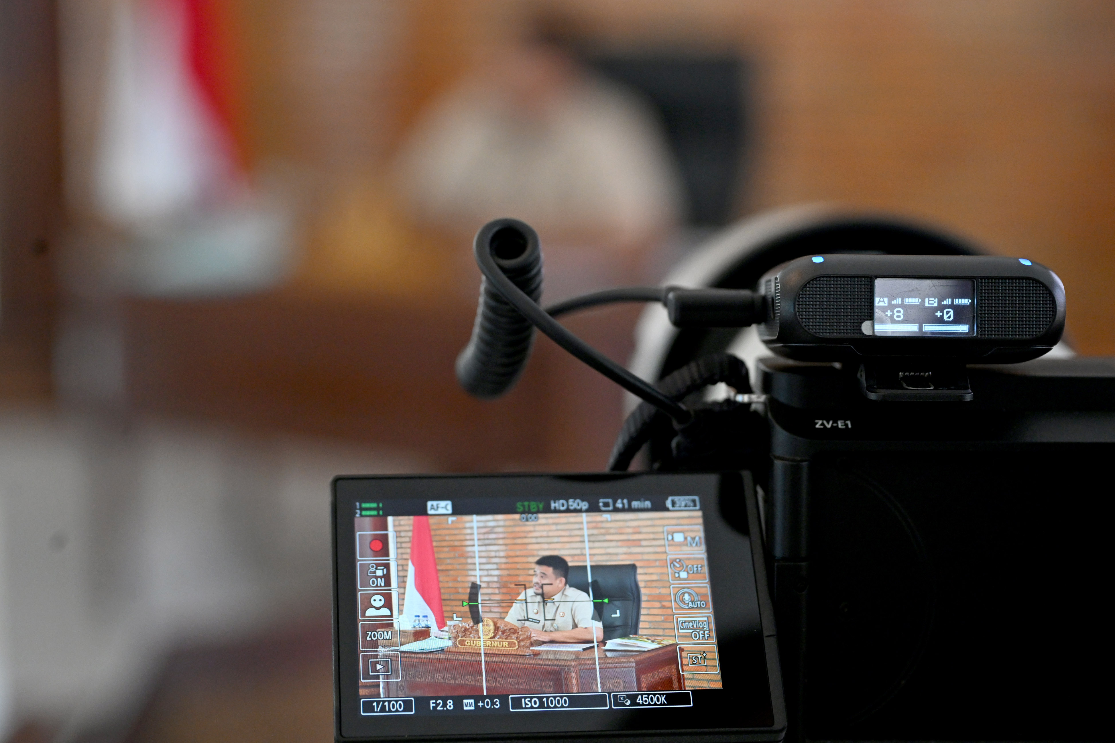 Gubernur Sumut Muhammad Bobby Afif Nasution mengikuti rapat virtual bersama Ketua DEN Luhut Binsar Pandjaitan dari Kantor Gubernur Sumut, Kamis (6/11/2025), membahas penguatan Danau Toba.