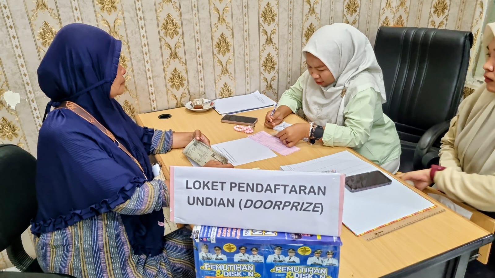 Warga pembayar PKB menerima kupon berhadiah di Kantor UPTD PPD Padangsidimpuan di Pijorkoling, Jumat (7/11/2025). (Ist)