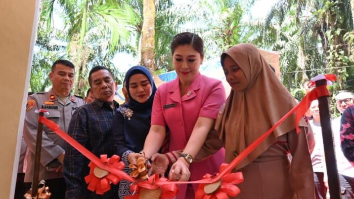 Kapolres Labuhanbatu Selatan, AKBP Aditya Sembiring Muham, menyerahkan kunci rumah bedah kepada Junaedi di Desa Aek Batu, Labusel.