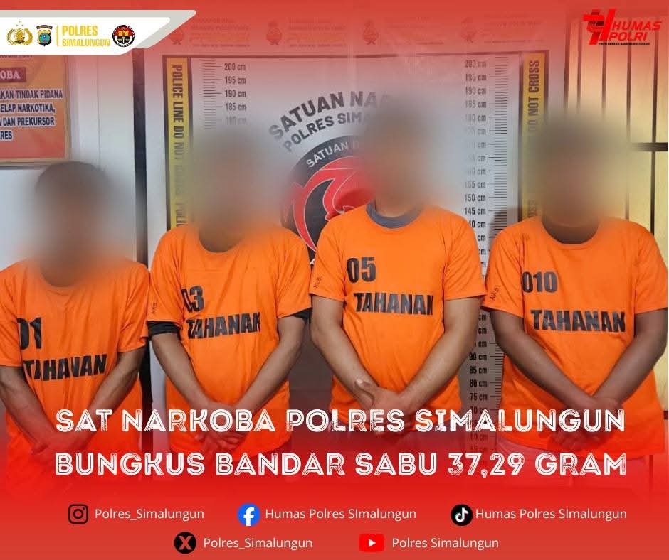 Petugas Sat Narkoba Polres Simalungun menunjukkan sabu seberat 37,29 gram dari empat pelaku yang ditangkap di Gunung Maligas.