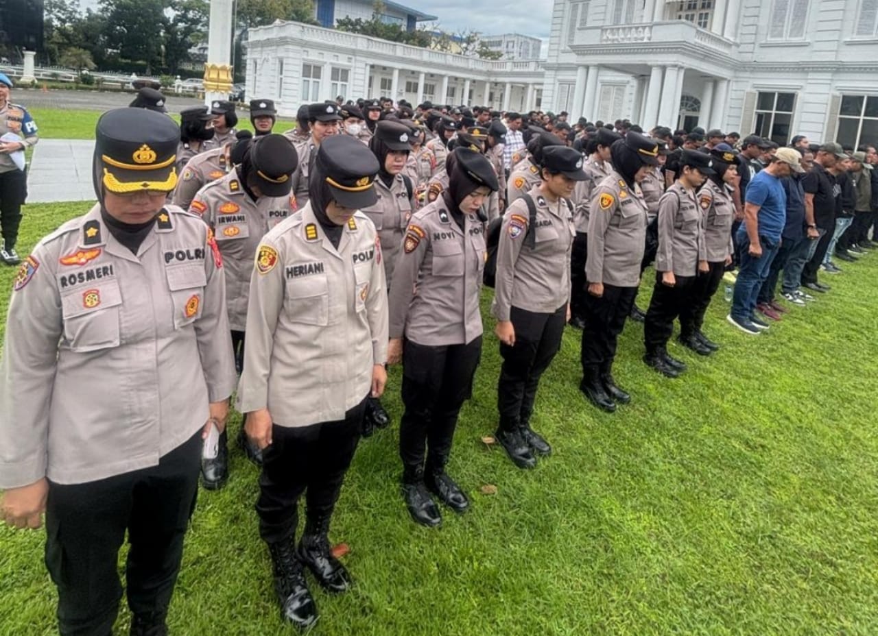 Polwan Polda Sumut mengikuti apel kesiapan sebelum pengamanan aksi unjuk rasa di Kantor Gubernur Sumut.