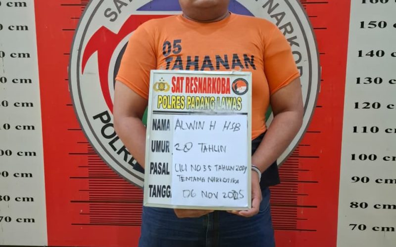 Tersangka AHSH dan barang bukti sabu seberat 1 kg yang berhasil disita Satresnarkoba Polres Palas.