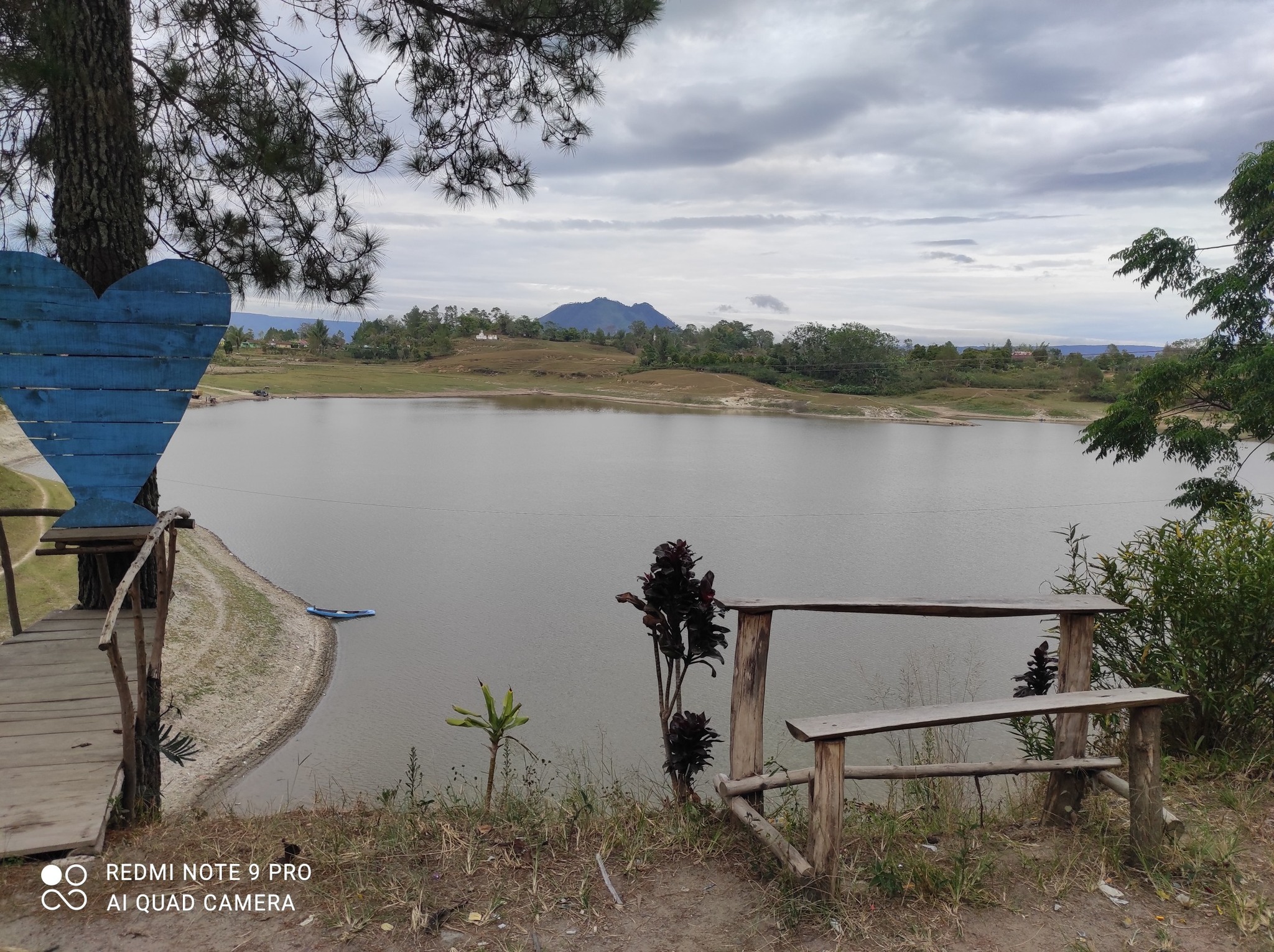 Danau Sidihoni di perbukitan Samosir tampak surut eferk kekeringan di Kabupaten Samosir.