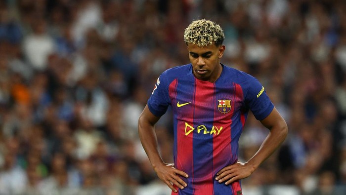 Lamine Yamal dicoret dari Timnas Spanyol setelah jalani prosedur medis tanpa izin. Sayap Barcelona ini absen di kualifikasi Piala Dunia 2026.